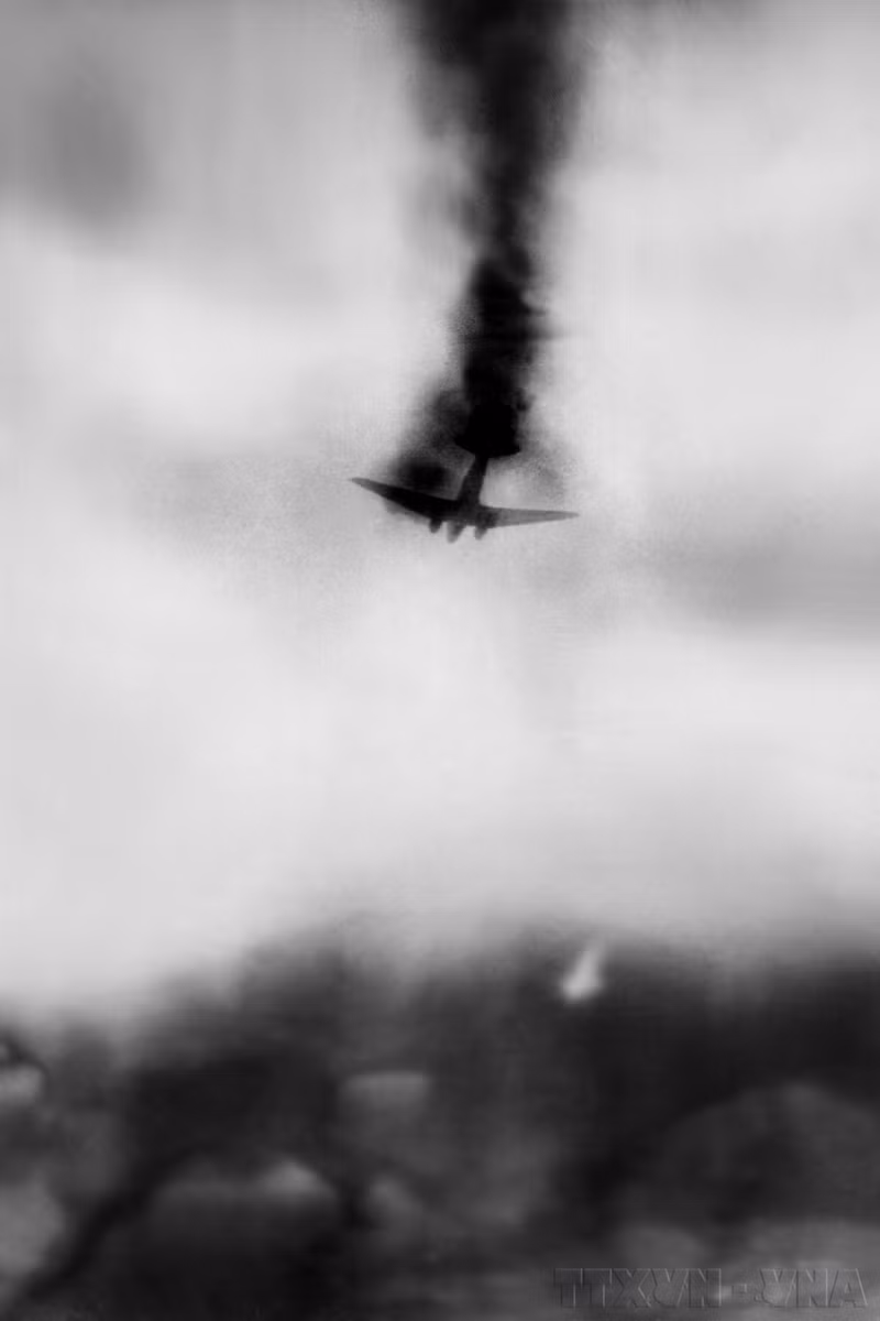 Durante la campaña de Dien Bien Phu, los soldados vietnamitas derribaron 177 aviones enemigos de todo tipo, 62 de los cuales fueron abatidos por las defensas antiaéreas. Foto: Uno de los 62 aviones enemigos franceses derribados arde en el cielo de Dien Bien Phu. (Foto: VNA)