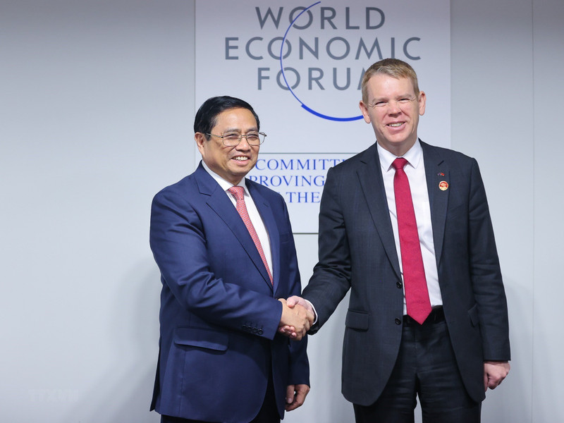 El primer ministro Pham Minh Chinh (izquierda) y su homólogo de Nueva Zelanda, Chris Hipkins. (Fotografía: VNA)