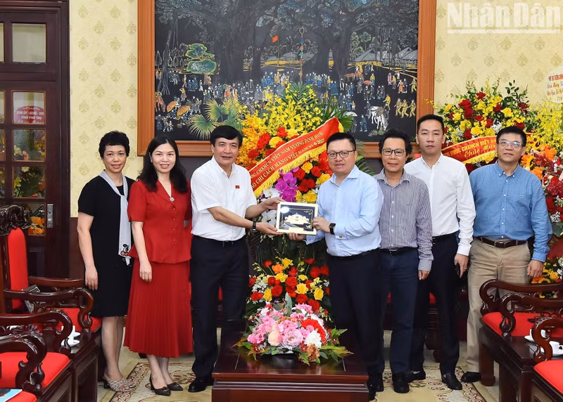 El presidente de la Asamblea Nacional Vuong Dinh Hue envia hoy flores de felicitación al periódico Nhan Dan con motivo del Día de la Prensa Revolucionaria.