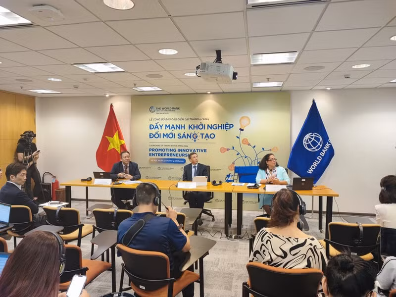 Los expertos del BM en la conferencia de prensa. (Fotografía: VNA) 