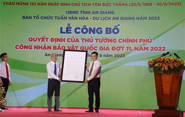 Acto de entrega de la decisión del Primer Ministro de Vietnam de reconocer a Mukhalinga Ba The como tesoro nacional. (Fotografía: VNA)