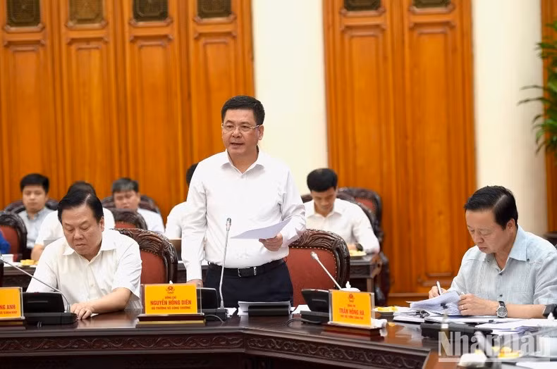 El ministro de Industria y Comercio Nguyen Hong Dien interviene en el encuentro.