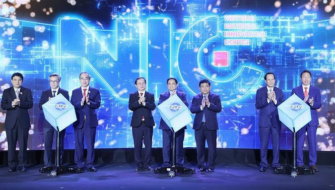 El primer ministro Pham Minh Chinh y los delegados inauguran la nueva instalación operativa del Centro Nacional de Innovación (NIC) en el Parque de Alta Tecnología Hoa Lac. (Fotografía: VNA)