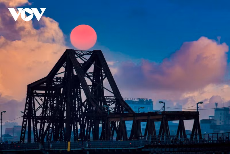 La puesta de sol en el puente tiene una belleza diferente según la estación.