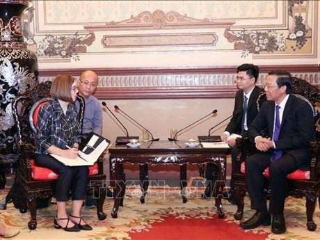 La gobernadora de Oregón, Kate Brown, y el presidente del Comité Popular municipal, Phan Van Mai. (Fotografía: VNA)