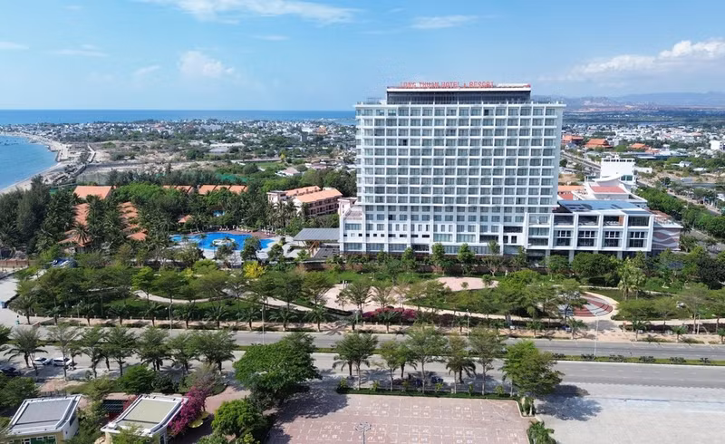 Se invierten y construyen hoteles y complejos turísticos costeros para satisfacer las necesidades vacacionales de los turistas en la ciudad de Phan Rang - Thap Cham (Ninh Thuan).