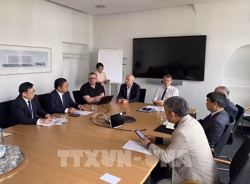 En la sesión de trabajo entre la delegación vietnamita y el Hospital Universitario Goethe en Fráncfort. (Fotografía: VNA)