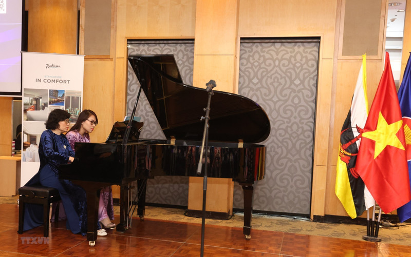Artistas vietnamitas en el evento. (Fotografía: VNA)