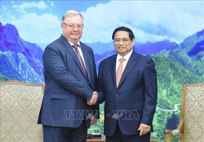 El primer ministro de Vietnam, Pham Minh Chinh, el presidente de la Asociación de Abogados de Rusia, Sergey Stepashin. (Fotografía: VNA)