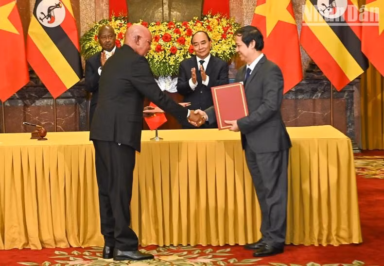 El ministro de Educación y Formación de Vietnam, Nguyen Kim Son, entrega el Memorándum de Entendimiento sobre cooperación en educación a su homólogo ugandés.