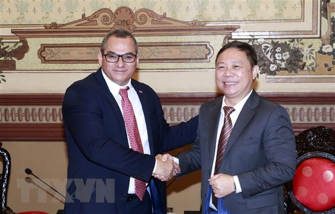 El vicepresidente del Comité Popular de Ciudad Ho Chi Minh, Duong Anh Duc (derecha) y el viceministro de Agricultura de Cuba, Maury Hechavarria Bermhudez. (Fotografía: VNA)