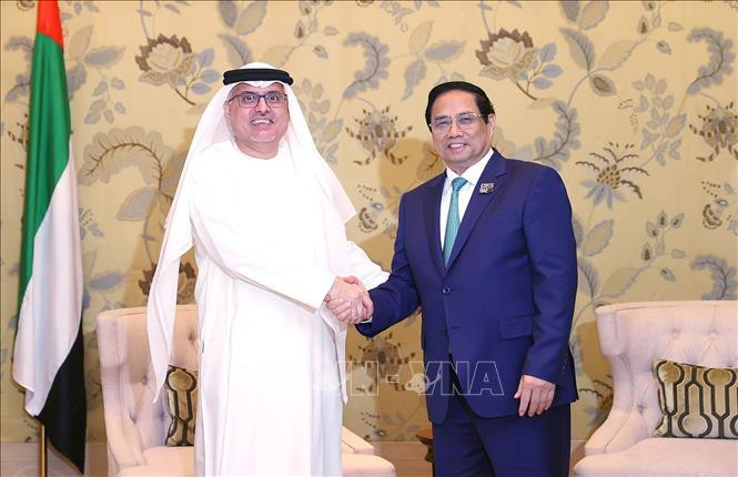 El primer ministro de Vietnam, Pham Minh Chinh, recibe al ministro de Recursos Humanos y Emiratización de EAU, Abdulrahman Abdulmannan Al-Awar. (Fotografía: VNA)