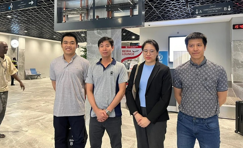 Tres tripulantes y funcionaria de la Embajada vietnamita en el aeropuerto de Yibuti. (Fotografía: VNA)