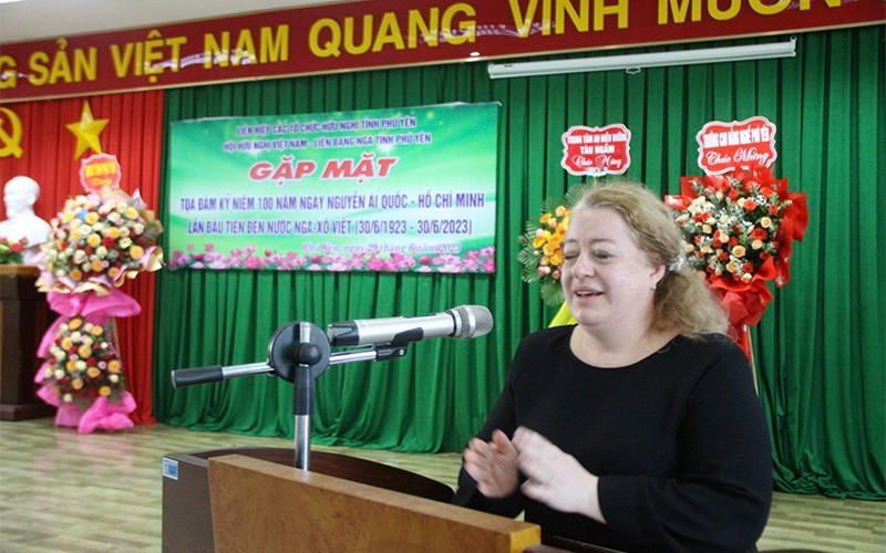 La cónsul de Rusia en la ciudad de Da Nang, Maria Mizonova, habla en el evento.
