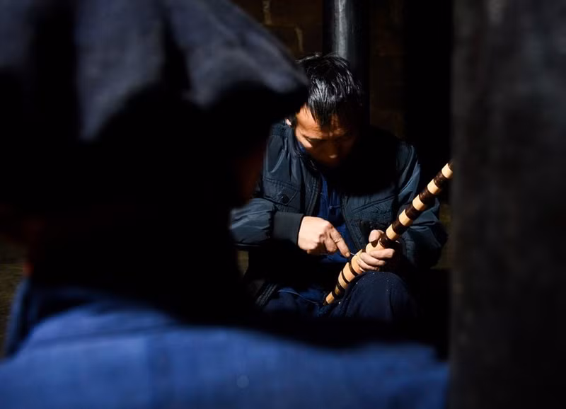 La profesión de hacer Khen de un padre y su hijo Mua Mi Sinh (aldea de Sang Pa B, ciudad de Meo Vac, distrito de Meo Vac de Ha Giang) se ha transmitido de generación en generación.