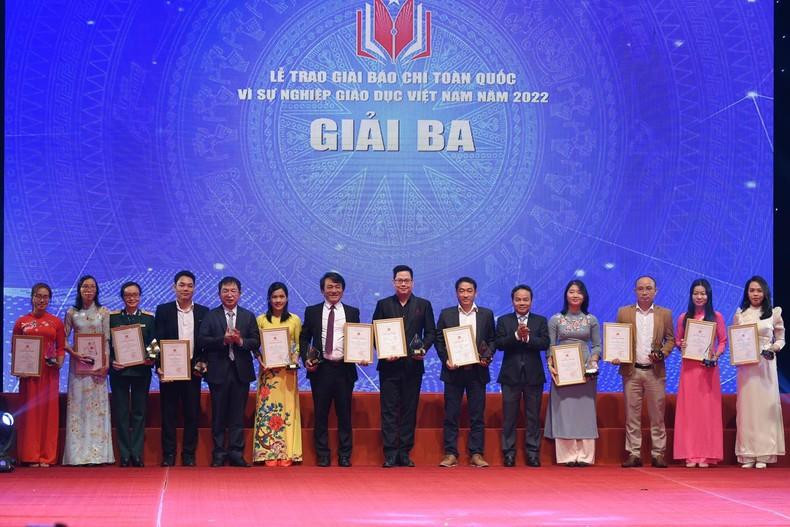 El subdirector de redacción de Nhan Dan, Dinh Nhu Hoan, y el subdirector de la Agencia Vietnamita de Noticias, Nguyen Tuan Hung, otorgan los terceros premios.
