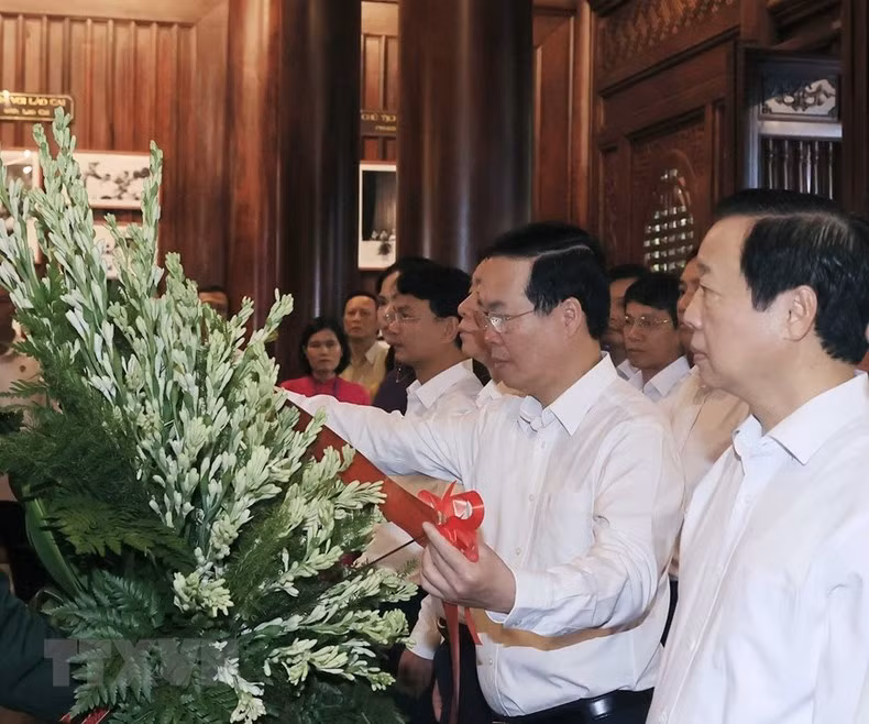 Vo Van Thuong rinde un homenaje floral en la casa conmemorativa del Presidente Ho Chi Minh.