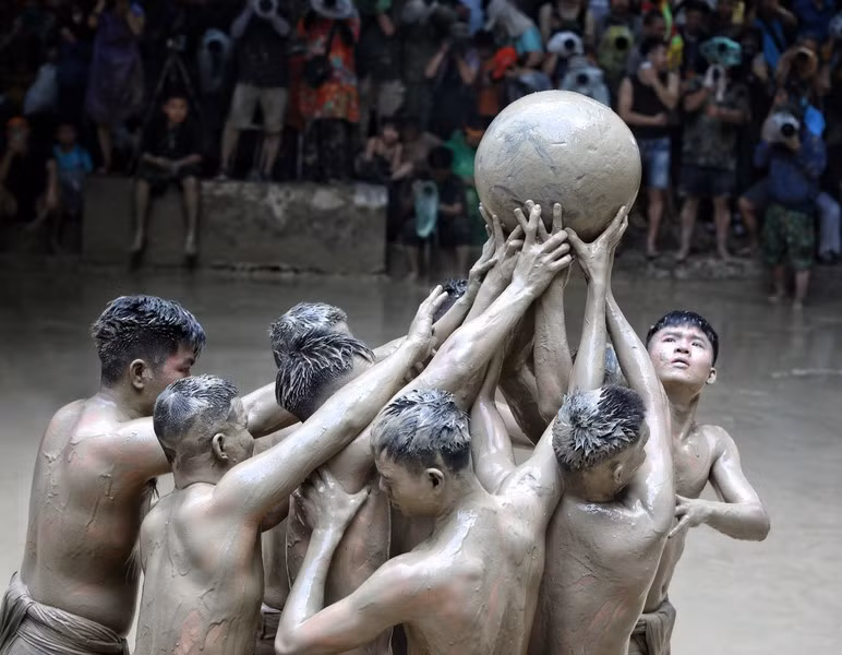El balón hecho de madera de yaca, pesa alrededor de 20 kilógramos y simboliza el Sol.