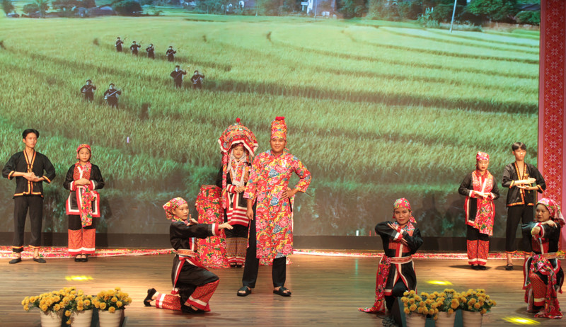 Desfile de traje tradicional de boda del grupo étnico Dao Thanh Phan en el distrito de Binh Lieu.
