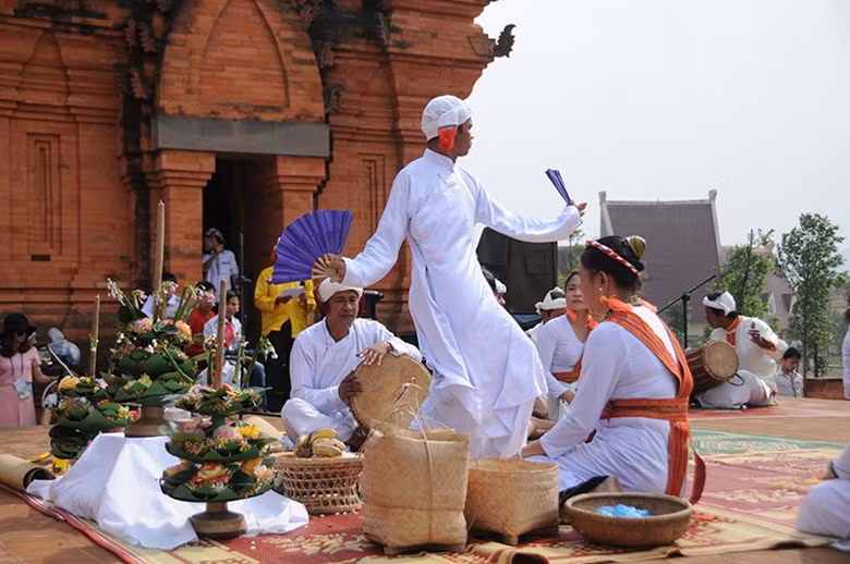 Las danzas están estrechamente entrelazadas con la vida religiosa, los dioses y los rituales tradicionales. Las danzas están estrechamente entrelazadas con la vida religiosa, los dioses y los rituales tradicionales.