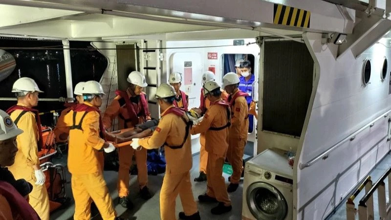 Rescatan a pescador accidentado en Truong Sa.