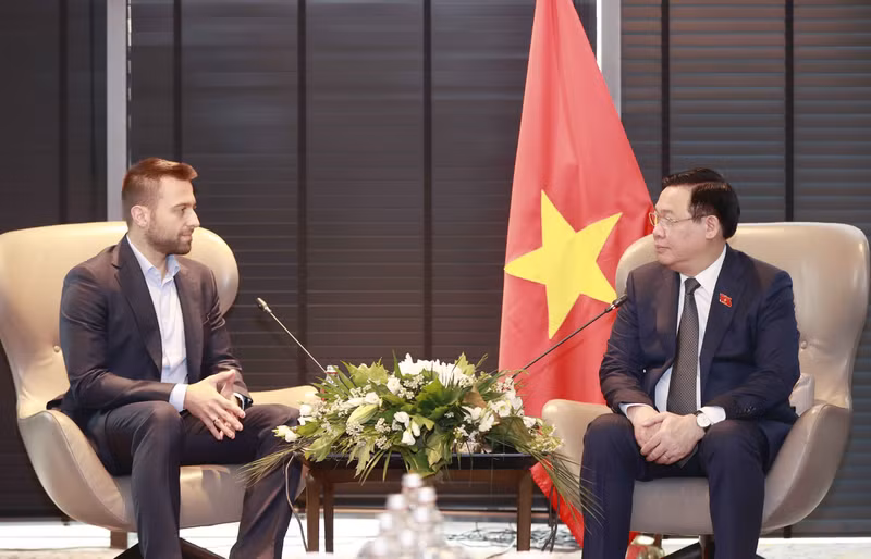 El presidente de la Asamblea Nacional de Vietnam, Vuong Dinh Hue, recibe a Dimitar Naydenov, director del grupo farmacéutico SoPharma de Bulgaria. (Fotografía: VNA)