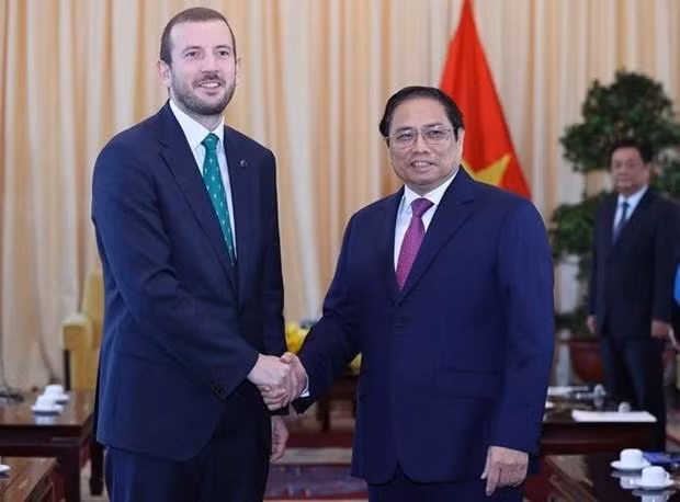 El primer ministro vietnamita, Pham Minh Chinh, recibió al Alto Comisario Europeo de Medio Ambiente, Océanos y Pesca, Virginijus Sinkevičius. (Fotografía: VNA)