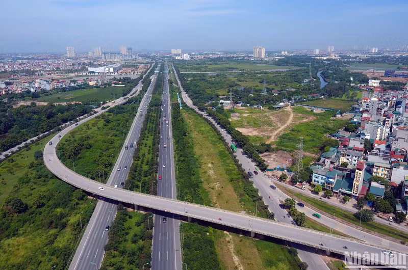 Como parte de la autopista Hanói-Hoa Binh-Son La-Dien Bien, la avenida de Thang Long conecta el centro de Hanói con la carretera nacional 21A, ahora el punto de partida de la carretera Ho Chi Minh.