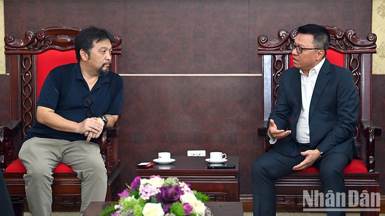 El presidente-editor del periódico Nhan Dan, Le Quoc Minh, y el director del Departamento de Programación de ABU, Yasu Nagahata.