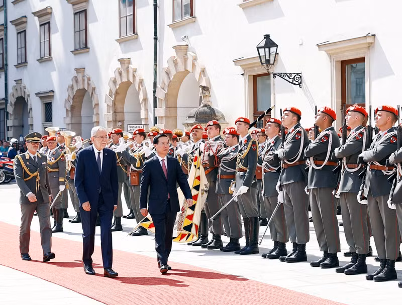 Los dos presidentes revisan la guardia de honor. (Fotografía: VNA)
