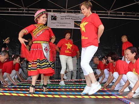 La danza de bambú de Vietnam en el evento. (Fotografía: VNA)