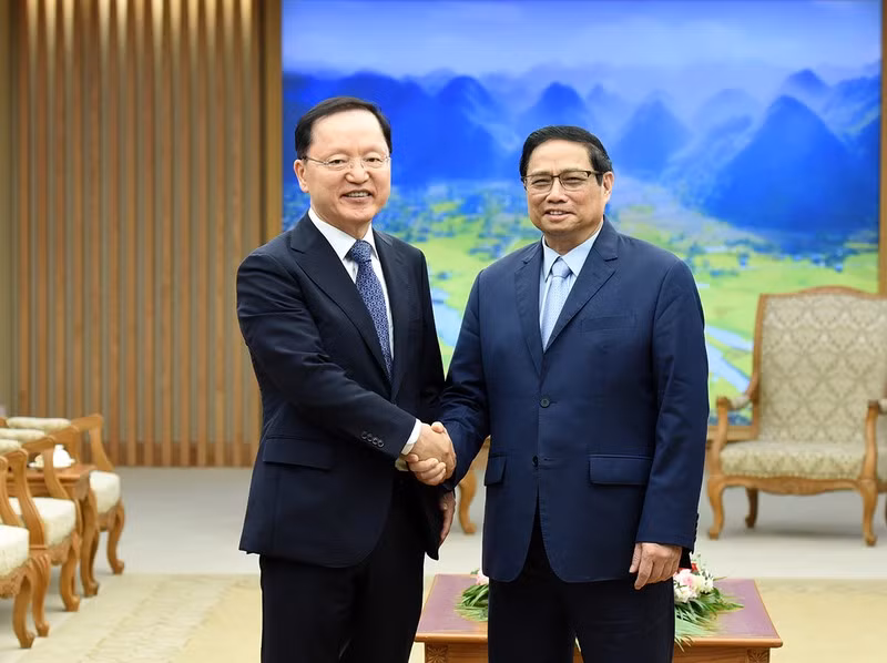 El primer ministro de Vietnam, Pham Minh Chinh, y el presidente y director financiero del grupo surcoreano Samsung Electronics, Park Hark Kyu. El primer ministro de Vietnam, Pham Minh Chinh, y el presidente y director financiero del grupo surcoreano Samsung Electronics, Park Hark Kyu.