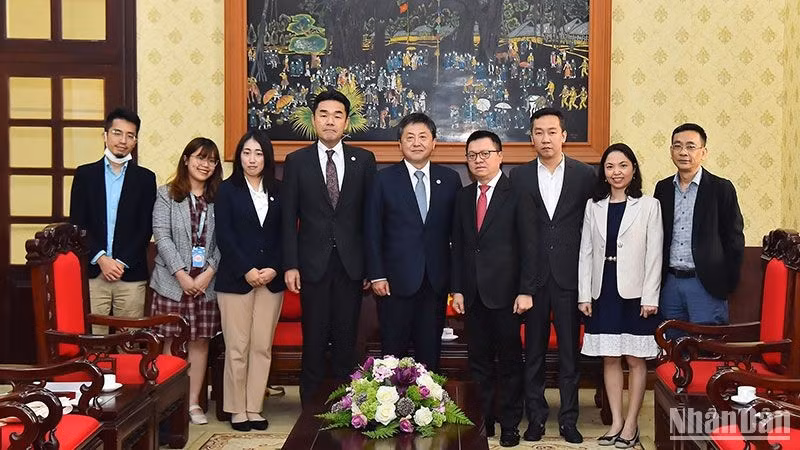 El jefe de Redacción de Nhan Dan, Le Quoc Minh, y directivos de JICA en Vietnam.