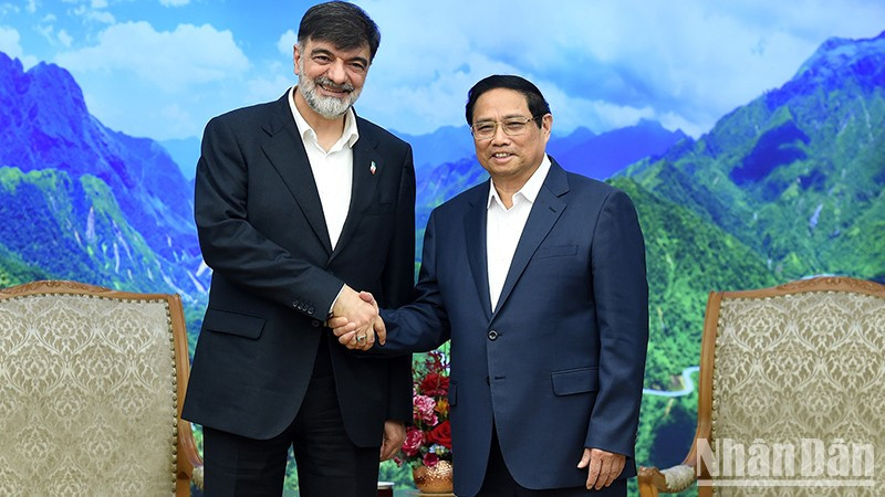 El primer ministro de Vietnam, Pham Minh Chinh (derecha), recibe al general de brigada Ahmad Reza Radan, jefe del Comando de Aplicación de la Ley de Irán. (Fotografía: Nhan Dan)
