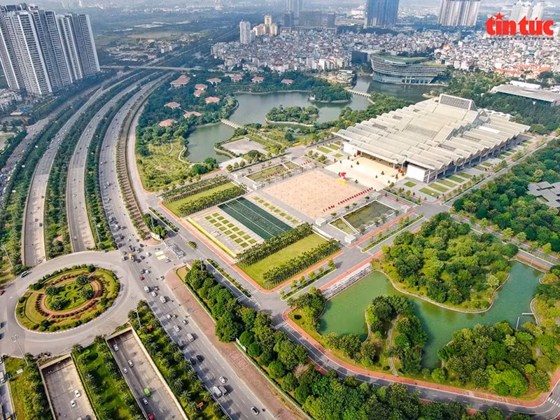 El Centro Nacional de Convenciones, en número 57 de la calle de Pham Hung, es el complejo de edificios de usos múltiples más grande de la capital. Alberga importantes congresos, conferencias y actividades políticas y comerciales nacionales e internacionales.