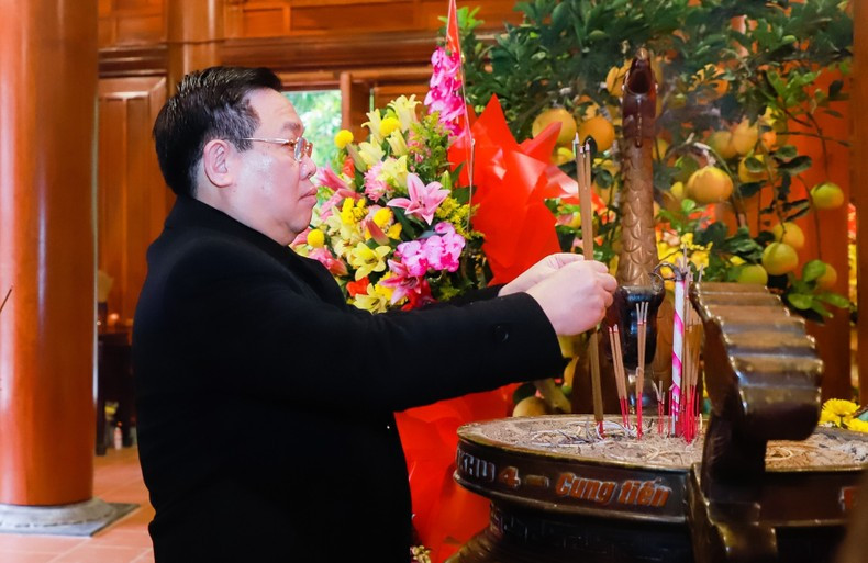 El presidente de la Asamblea Nacional, Vuong Dinh Hue, rinde tributo al Presidente Ho Chi Minh en Nghe An. (Fotografía: Nhan Dan)