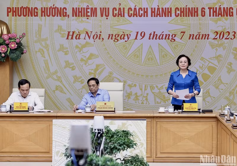 La ministra del Interior y también presidenta permanente del Comité Directivo para la Reforma Administrativa, Pham Thi Thanh Ha, informa sobre los trabajos en los primeros seis meses de 2023.