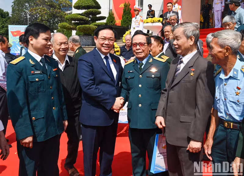El presidente de la Asamblea Nacional de Vietnam, Vuong Dinh Hue, y autoridades de la Fuerza de Defensa Aérea-Antiaérea. (Fotografía: Nhan Dan)