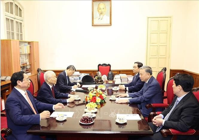 El secretario general del Partido Comunista, Nguyen Phu Trong, trabaja con líderes clave. (Fotografía: VNA)