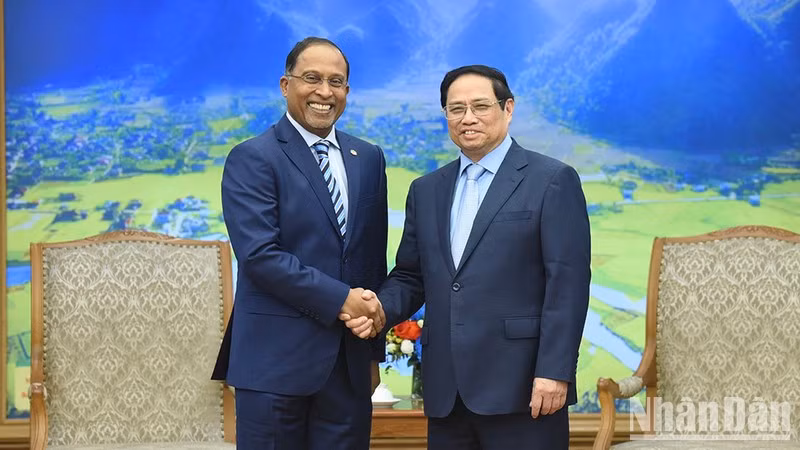 El primer ministro de Vietnam, Pham Minh Chinh (derecha), recibe al ministro de Relaciones Exteriores de Malasia, Zambry Abdul Kadir. (Fotografía: VNA)