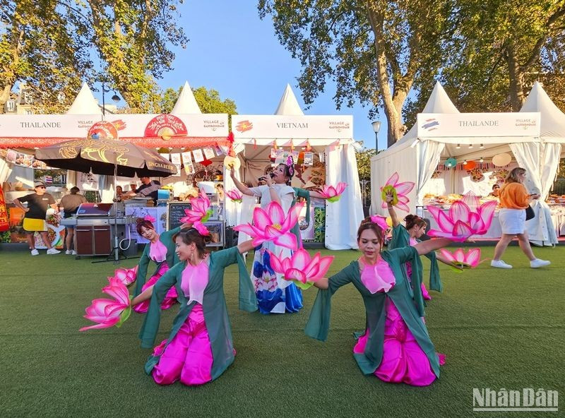 El baile de lôt de Vietnam en el evento.
