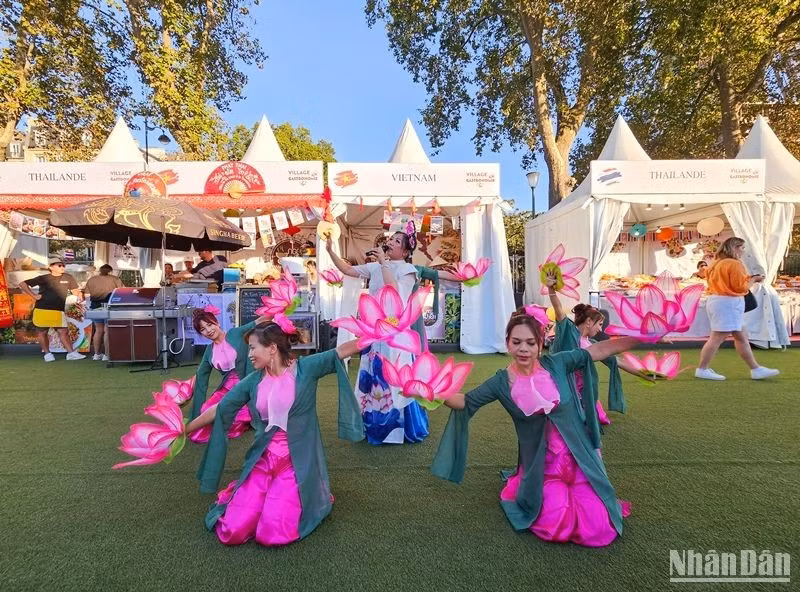 El baile de lôt de Vietnam en el evento.