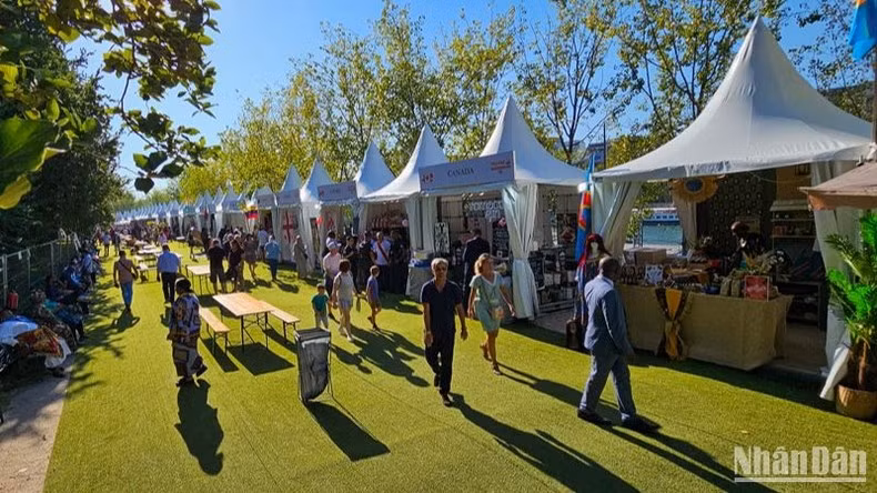 Más de 50 países participan en el evento culinario. Más de 50 países participan en el evento culinario.