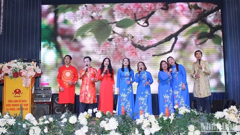 El programa “Xuan Que Huong” (Primavera de Patria) se inaugura en Laos para llevar la atmósfera del Tet a los vietnamitas residentes allí. (Fotografía: VNA)