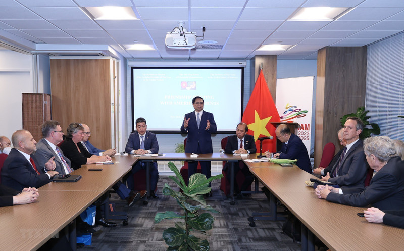 El Primer Ministro Pham Minh Chinh se encuentra con amigos estadounidenses. (Fotografía: VNA)