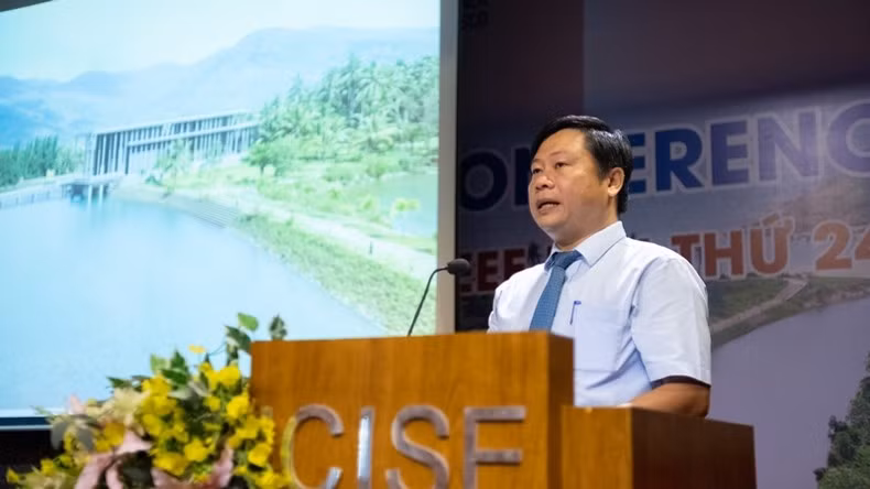 Tran Thanh Son subdirector de Centro Internacional para la Ciencia y la Educación Interdisciplinarias habla en el evento. (Fotografía: VNA)