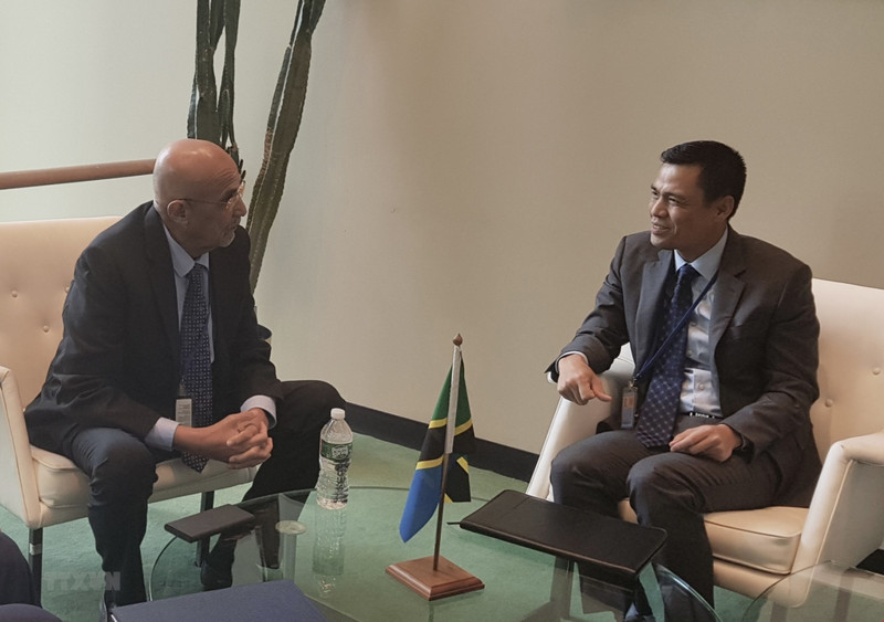 Dang Hoang Giang, jefe de la misión permanente de Vietnam en las Naciones Unidas (derecha) y Mussa Azzan Zungu, vicepresidente de la Asamblea Nacional de Tanzania. (Fotografía: VNA) 