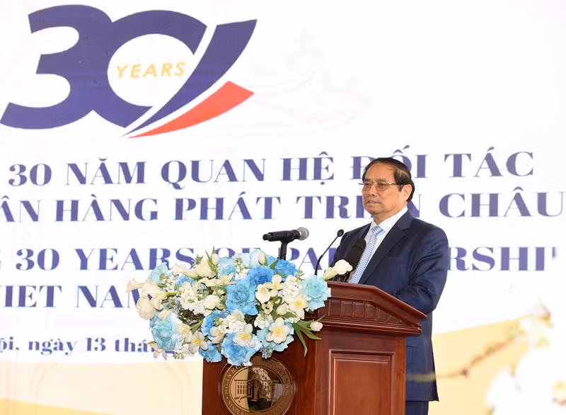 El primer ministro Pham Minh Chinh espera que el BAD continúe apoyando a Vietnam en términos de capital, tecnología, desarrollo institucional, mejora de la capacidad de gobernanza, capacitación de recursos humanos y asesoramiento político.