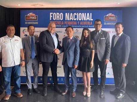 El ministro de Pesca y Acuicultura de Venezuela, Juan Carlos Loyo, y la delegación vietnamita. (Fotografía: VNA)