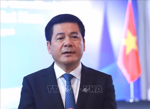 El ministro de Industria y Comercio, Nguyen Hong Dien, concede una entrevista con la Agencia Vietnamita de Noticias. (Fotografía: VNA)